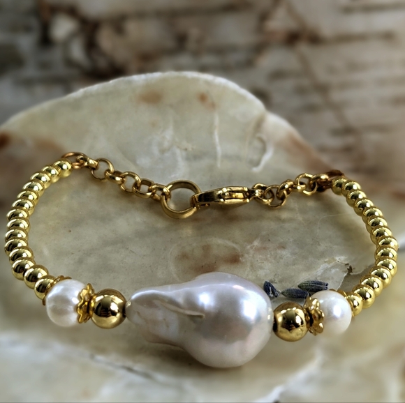 Large Baroque Pearl Centerpiece With Gold Ball Beads Bracelet - Picture 2 of 5